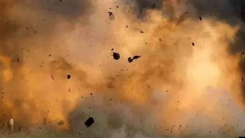 হেলমেট পরা দুইজন মোটরসাইকেলে এসেই ফাটাল বোমা